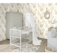 Chambre de bébé avec lit à barreaux, commode à langer, armoire et papier peint à motifs d'animaux