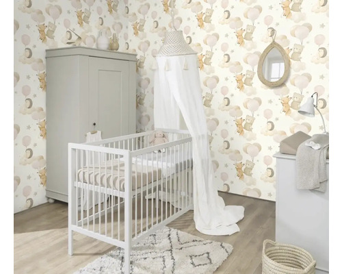 Chambre de bébé avec lit à barreaux, commode à langer, armoire et papier peint à motifs d'animaux