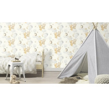 Chambre d'enfant avec papier peint à motif d'animaux, tente tipi et lit