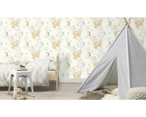 Chambre d'enfant avec papier peint à motif d'animaux, tente tipi et lit