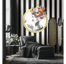 Salon élégamment aménagé avec une chaise longue, un paravent et une œuvre d'art sur un mur rayé.
