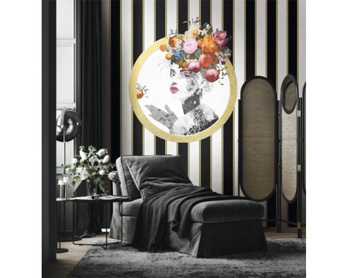 Salon élégamment aménagé avec une chaise longue, un paravent et une œuvre d'art sur un mur rayé.