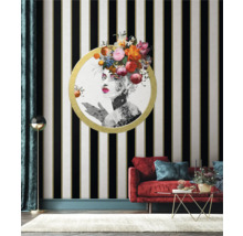 Salon décoratif avec papier peint rayé et une image encadrée d'une femme avec des fleurs.