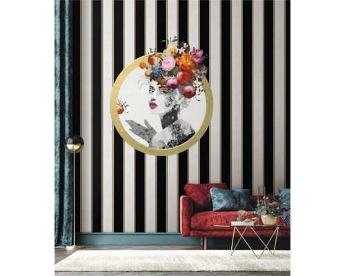 Salon décoratif avec papier peint rayé et une image encadrée d'une femme avec des fleurs.