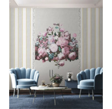 Salon décoratif avec deux fauteuils bleus, une table basse et un grand motif floral sur le mur