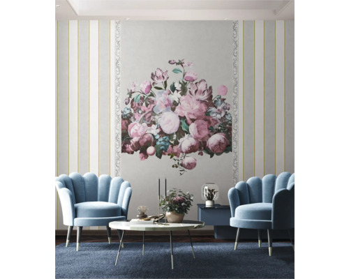 Salon décoratif avec deux fauteuils bleus, une table basse et un grand motif floral sur le mur