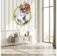 Salon avec décoration, commode et peinture murale
