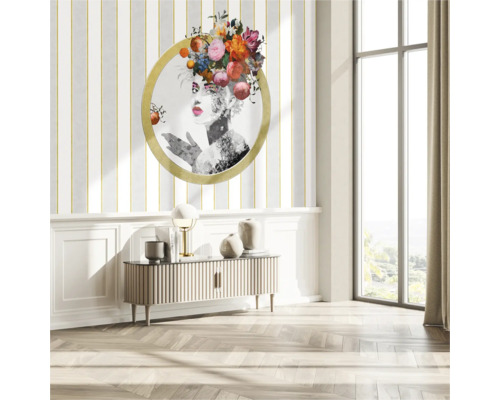 Salon avec décoration, commode et peinture murale
