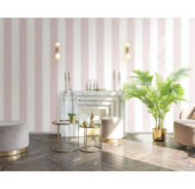 Salon avec papier peint rayé, cheminée, tables décoratives et plante d'intérieur