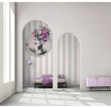 Chambre à coucher avec lit, commode et peinture murale dans un cadre