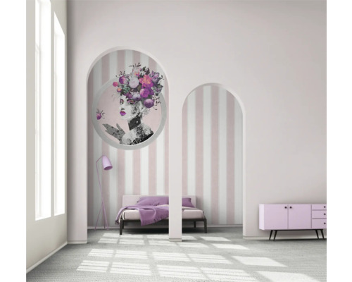 Chambre à coucher avec lit, commode et peinture murale dans un cadre