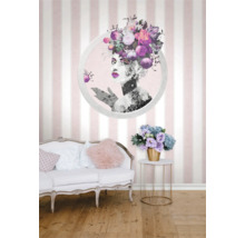 Salon décoratif avec papier peint rayé, canapé et tableau de fleurs