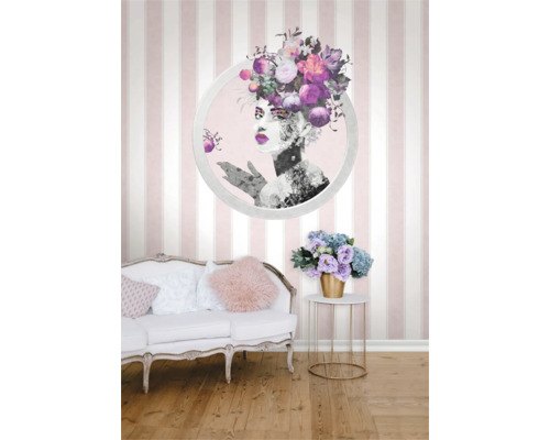 Salon décoratif avec papier peint rayé, canapé et tableau de fleurs