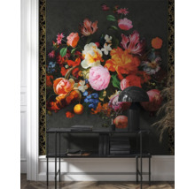 Intérieur avec papier peint à fleurs, console, lampe et pile de livres