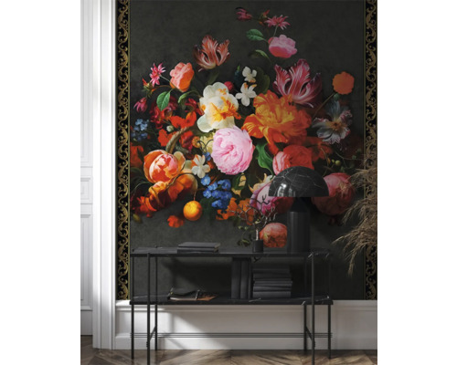 Intérieur avec papier peint à fleurs, console, lampe et pile de livres