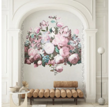 Mur avec motif floral, canapé, table et lampadaire dans une pièce lumineuse