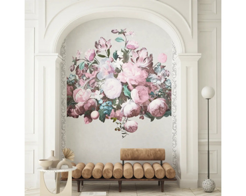 Mur avec motif floral, canapé, table et lampadaire dans une pièce lumineuse