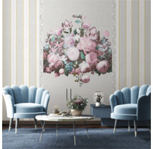 Salon décoratif avec fauteuils bleus, table basse et peinture murale fleurie