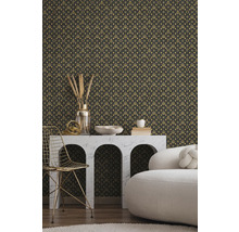 Papier peint décoratif avec motif de couronnes, de losanges et de lettres dans un salon