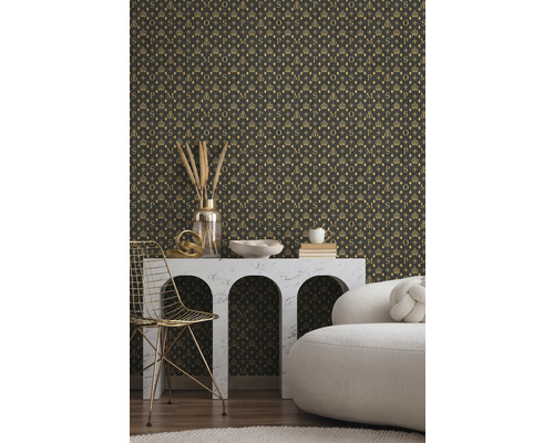 Papier peint décoratif avec motif de couronnes, de losanges et de lettres dans un salon