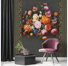 Salon décoratif avec mur floral, fauteuil et table d'appoint