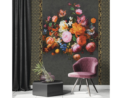 Salon décoratif avec mur floral, fauteuil et table d'appoint