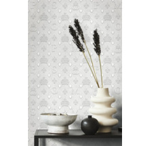 Gros plan d'un intérieur élégant avec du papier peint à motifs, un bol, un vase et des éléments décoratifs sur une étagère