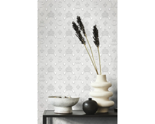 Gros plan d'un intérieur élégant avec du papier peint à motifs, un bol, un vase et des éléments décoratifs sur une étagère