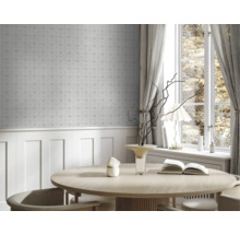 Pièce lumineuse avec papier peint à motifs, table à manger et fenêtre