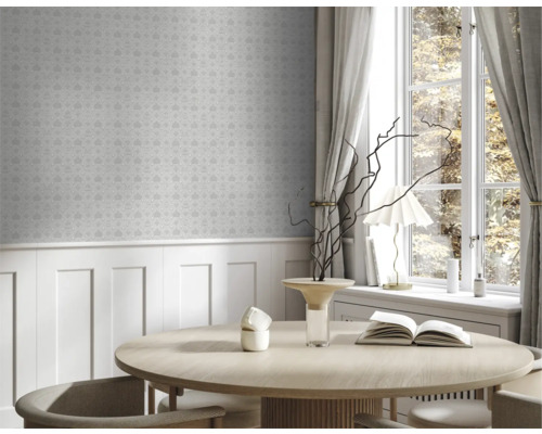 Pièce lumineuse avec papier peint à motifs, table à manger et fenêtre