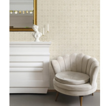 Pièce décorative avec papier peint à motifs beige, fauteuil et cheminée