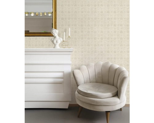 Pièce décorative avec papier peint à motifs beige, fauteuil et cheminée