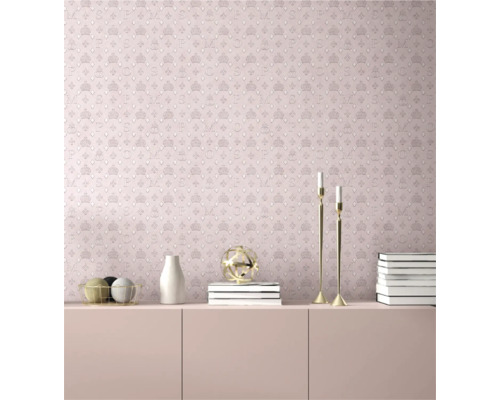 Vue d'une pièce avec papier peint à motifs roses avec couronnes, lettres et losanges