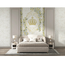 Chambre à coucher avec lit, tables de chevet et papier peint à motifs floraux avec motif de couronne