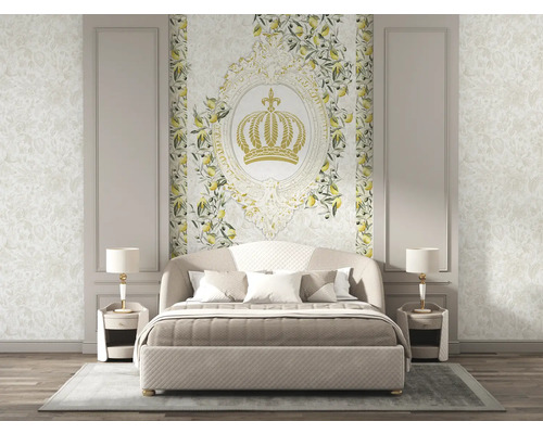 Chambre à coucher avec lit, tables de chevet et papier peint à motifs floraux avec motif de couronne