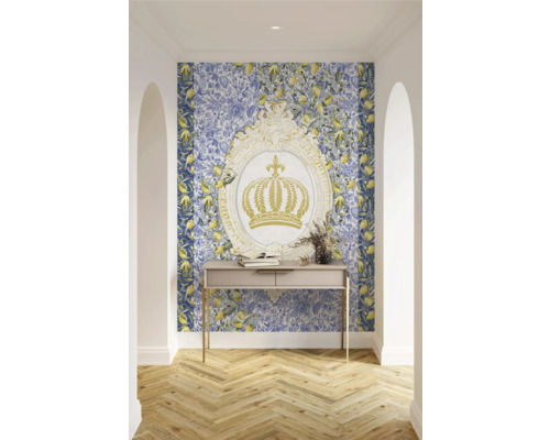 Couloir avec papier peint à motif de citron, console et décoration