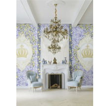 Salon avec papier peint, cheminée, lustre et fauteuils