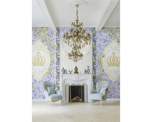 Salon avec papier peint, cheminée, lustre et fauteuils