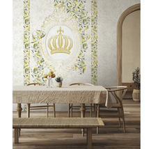 Une salle à manger avec une table et des chaises devant un papier peint à motifs de citron et une couronne