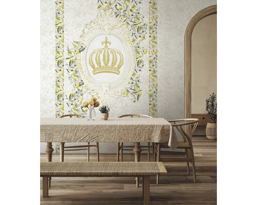 Une salle à manger avec une table et des chaises devant un papier peint à motifs de citron et une couronne