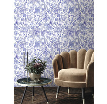 Aménagement intérieur avec papier peint à motifs floraux, fauteuil et table d'appoint