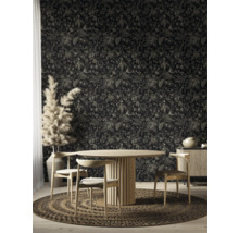 Salle à manger avec papier peint à motifs floraux, table en bois, chaises et tapis rond