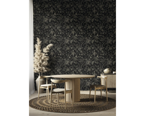 Salle à manger avec papier peint à motifs floraux, table en bois, chaises et tapis rond
