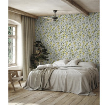 Chambre avec lit, fenêtre, rideaux et papier peint à motifs de citrons