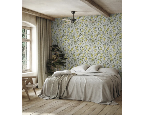 Chambre avec lit, fenêtre, rideaux et papier peint à motifs de citrons