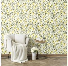 Pièce décorée avec papier peint à motif de citrons et d'olives, fauteuil et table d'appoint.