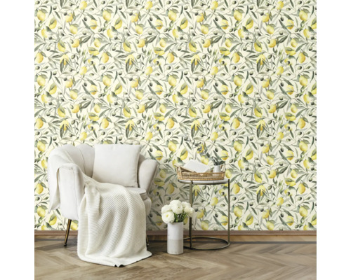 Pièce décorée avec papier peint à motif de citrons et d'olives, fauteuil et table d'appoint.