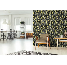 Espace de vie avec papier peint à motif citron, fauteuil et décoration