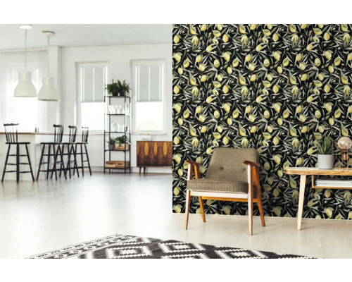 Espace de vie avec papier peint à motif citron, fauteuil et décoration