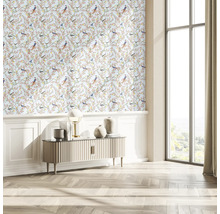 Salon décoratif avec papier peint à motif d'oiseaux, commode et grande fenêtre